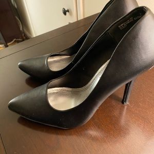 Anne Michelle Black Pumps